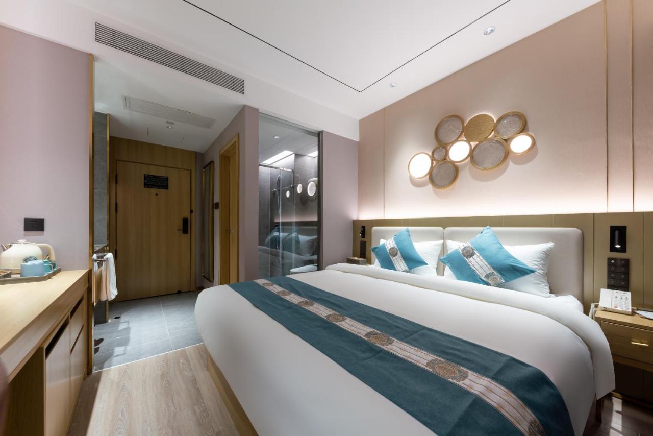 East Sacred Hotel--Very Near Beijing Tiananmen Square ,The Forbidden City,The Temple Of Heaven ,3 Minutes' Walk To Wangfujing Subway ,Located In The Center Of Beijing, Many Shopping Malls Around,Newly Renovated Hotel-Able To Receive Foreign Guests Exterior foto A room at the hotel