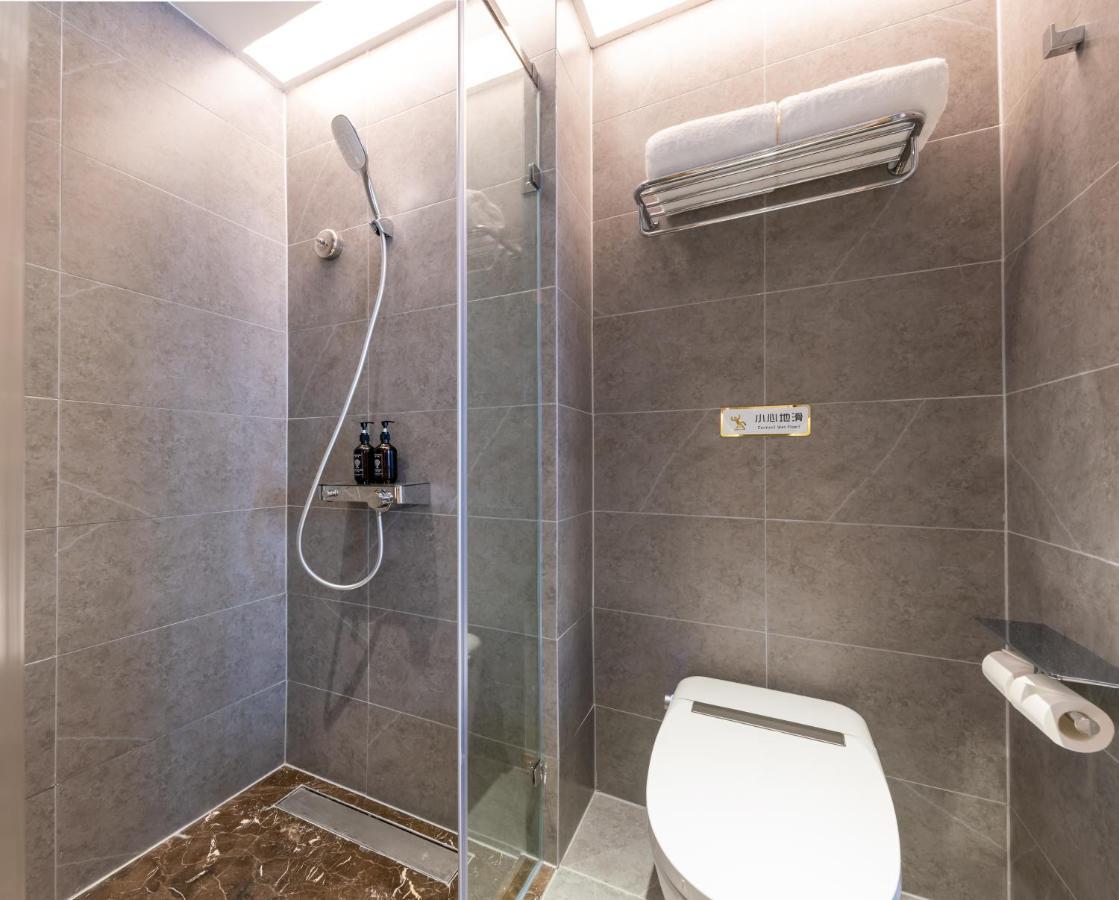 East Sacred Hotel--Very Near Beijing Tiananmen Square ,The Forbidden City,The Temple Of Heaven ,3 Minutes' Walk To Wangfujing Subway ,Located In The Center Of Beijing, Many Shopping Malls Around,Newly Renovated Hotel-Able To Receive Foreign Guests Exterior foto A wet room in a hotel