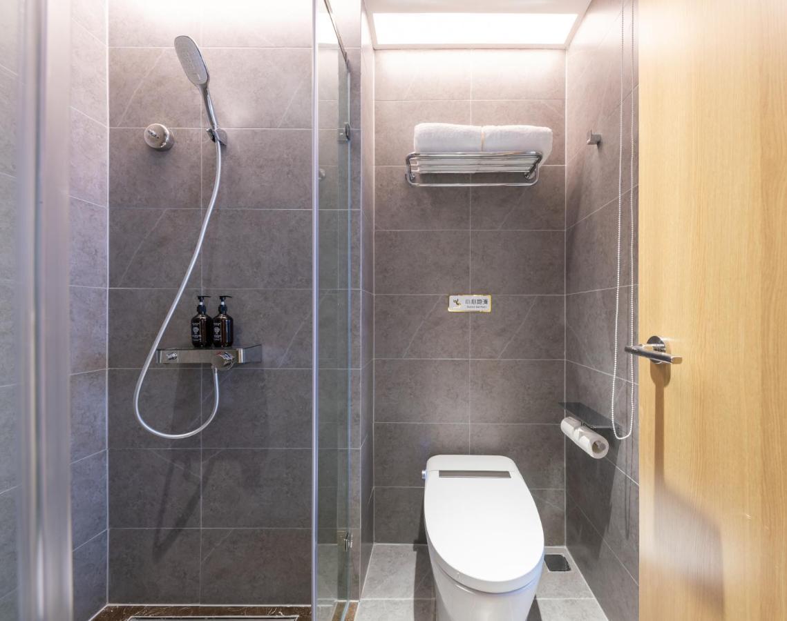 East Sacred Hotel--Very Near Beijing Tiananmen Square ,The Forbidden City,The Temple Of Heaven ,3 Minutes' Walk To Wangfujing Subway ,Located In The Center Of Beijing, Many Shopping Malls Around,Newly Renovated Hotel-Able To Receive Foreign Guests Exterior foto A wet room in a hotel