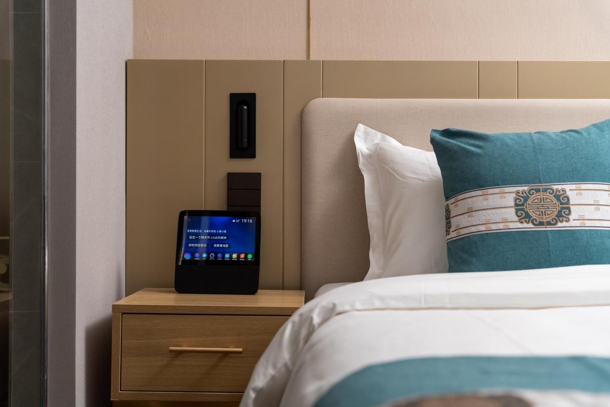 East Sacred Hotel--Very Near Beijing Tiananmen Square ,The Forbidden City,The Temple Of Heaven ,3 Minutes' Walk To Wangfujing Subway ,Located In The Center Of Beijing, Many Shopping Malls Around,Newly Renovated Hotel-Able To Receive Foreign Guests Exterior foto A smart hotel room